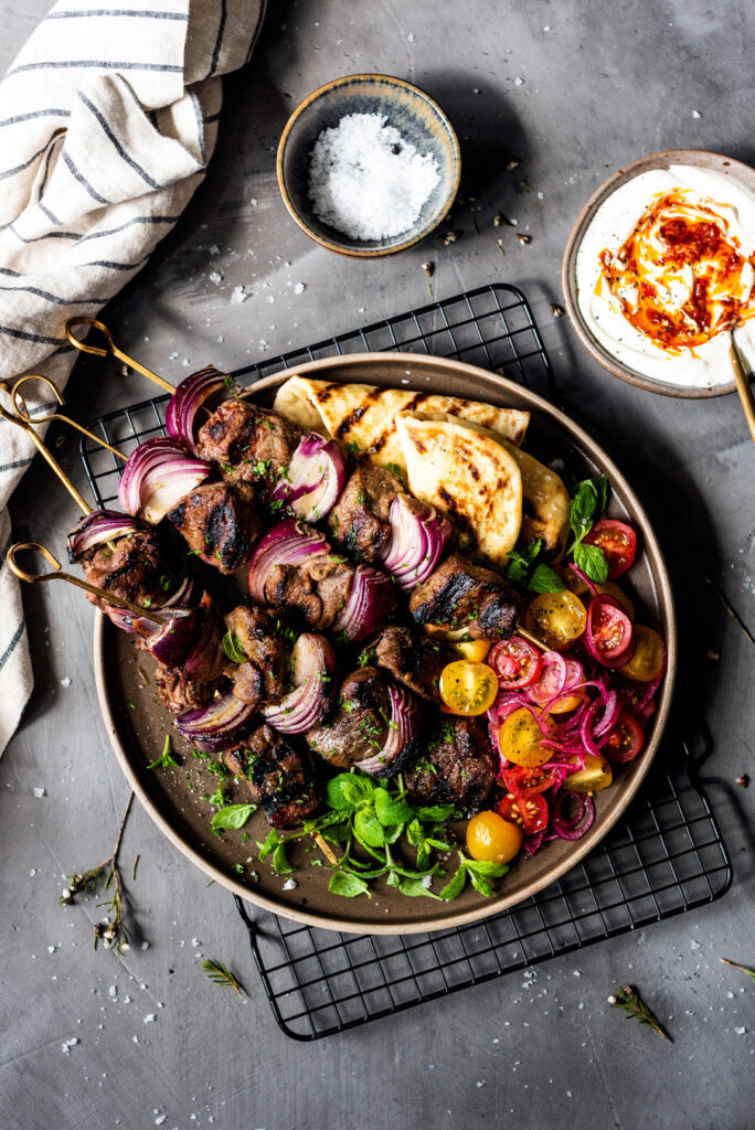 Lambaspjót með kóriander, tómatsalati og naan brauði